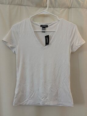 Express Women's White Short-Sleeve V-Neck Tee